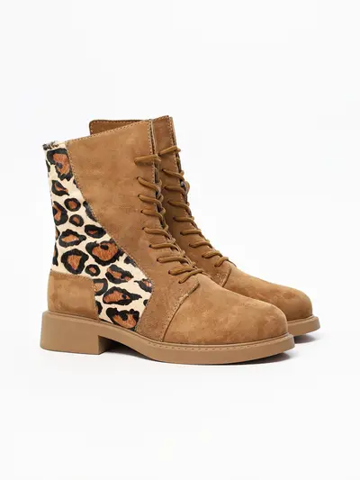 Ботинки комбинированные коричневого цвета на среднем широком каблуке